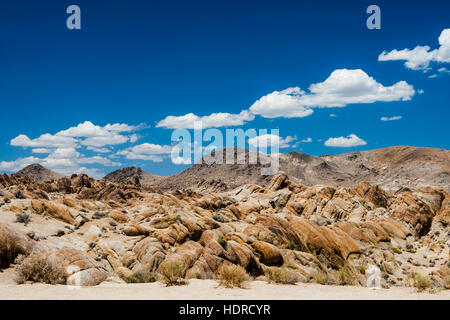 Alabama Hills sont une série de collines et de formations rocheuses près de la pente est de la Sierra Nevada à l'Owens Valley, à l'ouest de la région de Lone Pine Banque D'Images