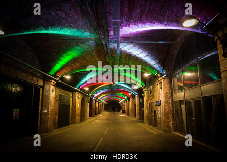 Arches sombres sous la gare de Leeds, Leeds, West Yorkshire Banque D'Images