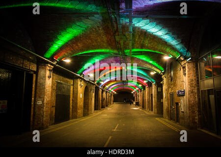 Arches sombres sous la gare de Leeds, Leeds, West Yorkshire Banque D'Images