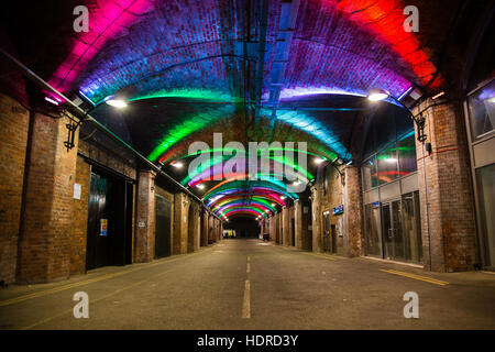 Arches sombres sous la gare de Leeds, Leeds, West Yorkshire Banque D'Images