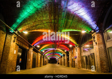 Arches sombres sous la gare de Leeds, Leeds, West Yorkshire Banque D'Images