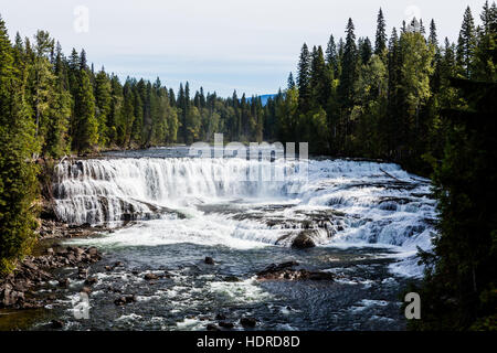 Dawson Falls est l'un des sept chutes sur la rivière Murtle dans le parc provincial Wells Gray, British Columbia, Canada. Banque D'Images