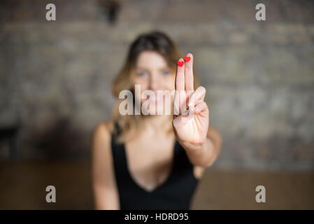 Deux coeurs rouges sur la main de femme avec smiling blonde en arrière-plan, symbole de l'amour et des relations Banque D'Images