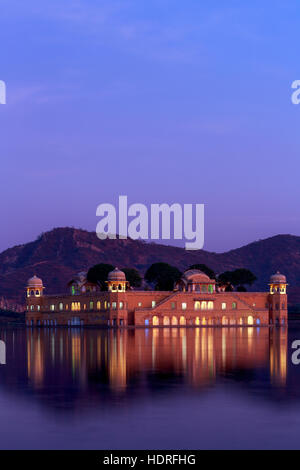 Jal Mahal Palace d'eau au coucher du soleil, Jaipur, Rajasthan, Inde Banque D'Images