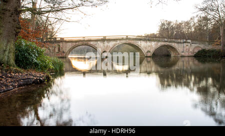 Clumber Park bridge au coucher du soleil Banque D'Images