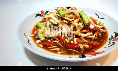 Salade de papaye verte épicée (Somtum en langue thaïe), célèbre la nourriture thaïe traditionnelle Banque D'Images