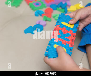 Jeu de casse-tête pour enfants alphabet sur canapé Banque D'Images