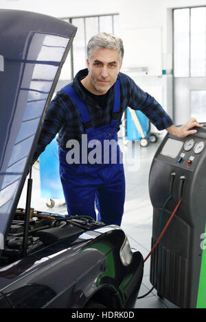 Voiture de service de la climatisation. Voiture à air conditionné, eau cloutés le mécanicien se remplit et la fumigation de la climatisation dans le ca Banque D'Images