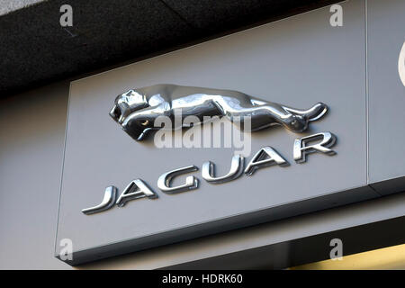 Logo de voiture célèbre constructeur automobile Jaguar de concessionnaire automobile à Madrid. Banque D'Images