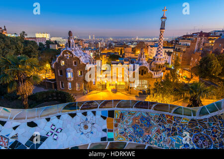 Vue de nuit sur le parc Guell avec derrière les toits de la ville, Barcelone, Catalogne, Espagne Banque D'Images