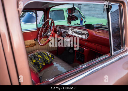 Vieille voiture américaine des années 50 avec téléphone mobile moderne branché dans l'allume-cigare sur la planche de bord, La Havane, Cuba. Banque D'Images