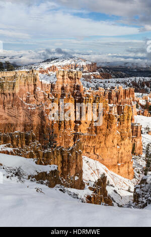 Les nuages de tempête d'hiver et de la neige au Parc National de Bryce Canyon dans l'Utah du sud. Banque D'Images