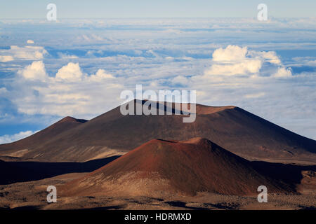 Des cônes et des caldeiras des anciennes éruptions de lave au sommet du Mauna Kea, à 4200 mètres plus haute montagne à Hawaï Banque D'Images