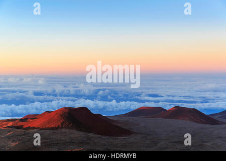 Cônes de cendres et de lave d'anciennes éruptions volcaniques caldera au sommet du Mauna Kea, à 4200 mètres plus haute montagne à Hawaii, au coucher du soleil Banque D'Images