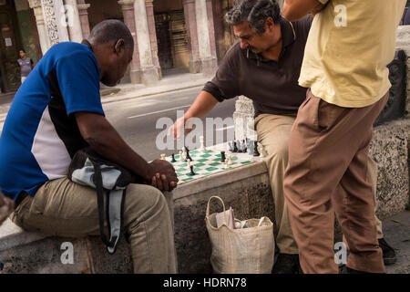 Joueurs d'échecs sur le Paseo de Marti, Prado, La Havane, Cuba. Banque D'Images