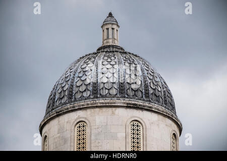 Le dôme de la National Gallery de Londres contre un ciel orageux ; Londres, Angleterre Banque D'Images