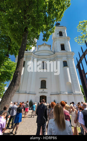 Église Norbertine, de style baroque, la Messe dominicale foule, dans village de Witow près de Piotrkow Trybunalski, ouest de Mazovie, Pologne Banque D'Images
