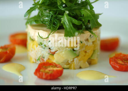 Cornish crabe, avocat, mangue et concombre tian, paprika fumé mayonnaise,des feuilles de roquette et tomates cerises séchées au four. Banque D'Images