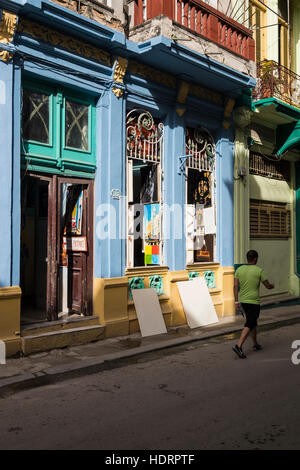 Boutique d'art avec des tableaux accrochés dans la fenêtre sur la rue Brasil, La Havane, Cuba. Banque D'Images