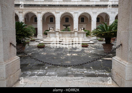 Fontaine de la cour intérieure de l'abbaye, l'une des abbayes les plus connues dans le monde l'Abbaye de Montecassino, Cassino, Italie, Europe, Banque D'Images