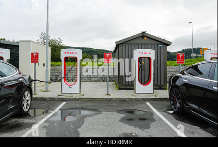 Voiture électrique Tesla moderne Supercharger gare de Bergen. Banque D'Images