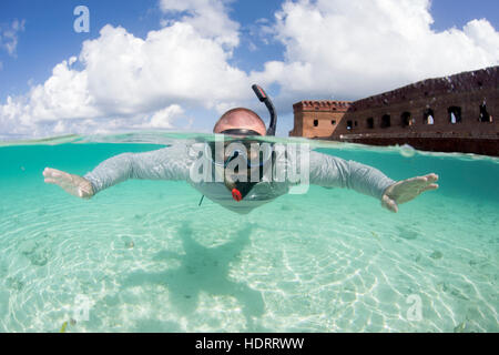 Dry Tortugas, août 2015, un plongeur flotte dans des eaux turquoise près de Ft. Jefferson, en Floride Banque D'Images