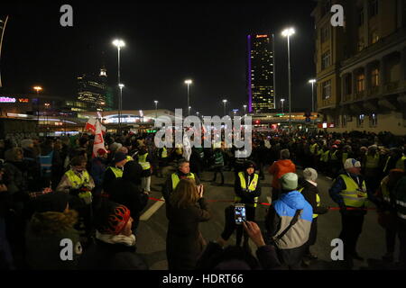 Varsovie, Pologne. 13 Décembre, 2016. Des dizaines de milliers de participants de la Commission de défense de la démocratie (KOD) tenue de protestation avec le slogan 'Stop à la dévastation de la Pologne' contre Conseil d'PiS-party (Prawo i Sprawiedliwosc). Représentant KOD Mateusz Kijowski a tenu une manifestation devant le PiS l'AC. © Madeleine Lenz/Pacific Press/Alamy Live News Banque D'Images