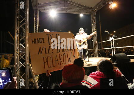 Varsovie, Pologne. 13 Décembre, 2016. Des dizaines de milliers de participants de la Commission de défense de la démocratie (KOD) tenue de protestation avec le slogan 'Stop à la dévastation de la Pologne' contre Conseil d'PiS-party (Prawo i Sprawiedliwosc). Représentant KOD Mateusz Kijowski a tenu une manifestation devant le PiS l'AC. © Madeleine Lenz/Pacific Press/Alamy Live News Banque D'Images