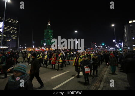 Varsovie, Pologne. 13 Décembre, 2016. Des dizaines de milliers de participants de la Commission de défense de la démocratie (KOD) tenue de protestation avec le slogan 'Stop à la dévastation de la Pologne' contre Conseil d'PiS-party (Prawo i Sprawiedliwosc). Représentant KOD Mateusz Kijowski a tenu une manifestation devant le PiS l'AC. © Madeleine Lenz/Pacific Press/Alamy Live News Banque D'Images