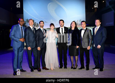 La distribution de (gauche-droite) Forest Whitaker, Mads Mikkelsen, Riz Ahmed, Felicity Jones, Diego Luna, producteur Kathleen Kennedy, Donnie Yen et Gareth Edwards Directeur assistant à la première de Rogue Une : Une histoire de la guerre des étoiles à la Tate Modern de Londres. ASSOCIATION DE PRESSE Photo. Photo date : mardi 13 décembre, 2016. Voir l'histoire d'un voyou PA SHOWBIZ. Crédit photo doit se lire : Ian West/PA Wire Banque D'Images