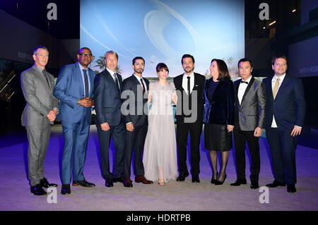 La distribution de (gauche-droite) Ben Mendelsohn, Forest Whitaker, Mads Mikkelsen, Riz Ahmed, Felicity Jones, Diego Luna, producteur Kathleen Kennedy, Donnie Yen et Gareth Edwards Directeur assistant à la première de Rogue Une : Une histoire de la guerre des étoiles à la Tate Modern de Londres. ASSOCIATION DE PRESSE Photo. Photo date : mardi 13 décembre, 2016. Voir l'histoire d'un voyou PA SHOWBIZ. Crédit photo doit se lire : Ian West/PA Wire Banque D'Images