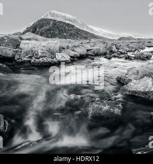Mountain Creek et la neige Sommet saupoudré dans le Nord du Pays de Galles Banque D'Images