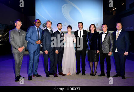 La distribution de (gauche-droite) Ben Mendelsohn, Forest Whitaker, Mads Mikkelsen, Riz Ahmed, Felicity Jones, Diego Luna, producteur Kathleen Kennedy, Donnie Yen et Gareth Edwards Directeur assistant à la première de Rogue Une : Une histoire de la guerre des étoiles à la Tate Modern de Londres. ASSOCIATION DE PRESSE Photo. Photo date : mardi 13 décembre, 2016. Voir l'histoire d'un voyou PA SHOWBIZ. Crédit photo doit se lire : Ian West/PA Wire Banque D'Images