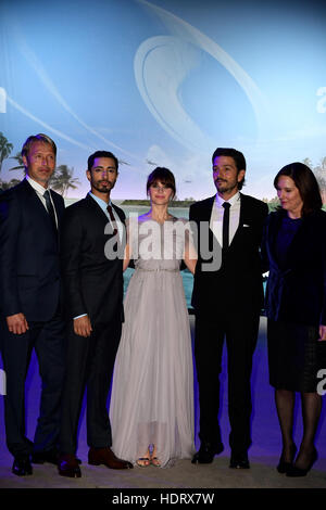 La distribution de (gauche-droite) Mads Mikkelsen, Riz Ahmed, Felicity Jones, Diego Luna et Kathleen Kennedy producteur assistant à la première de Rogue Une : Une histoire de la guerre des étoiles à la Tate Modern de Londres. ASSOCIATION DE PRESSE Photo. Photo date : mardi 13 décembre, 2016. Voir l'histoire d'un voyou PA SHOWBIZ. Crédit photo doit se lire : Ian West/PA Wire Banque D'Images