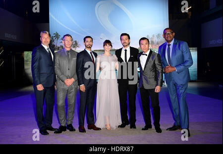 La distribution de (gauche-droite) Mads Mikkelsen, Ben Mendelsohn, Riz Ahmed, Felicity Jones, Diego Luna, Donnie Yen et Forest Whitaker, assister à la première d'un voyou : Une histoire de la guerre des étoiles à la Tate Modern de Londres. ASSOCIATION DE PRESSE Photo. Photo date : mardi 13 décembre, 2016. Voir l'histoire d'un voyou PA SHOWBIZ. Crédit photo doit se lire : Ian West/PA Wire Banque D'Images