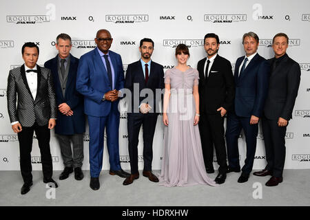 La distribution de (gauche-droite) Donnie Yen, Ben Mendelsohn, Forest Whitaker, Riz Ahmed, Felicity Jones, Diego Luna, Mads Mikkelsen et Alan Tudyk assister à une projection spéciale d'un voyou : Une histoire de la guerre des étoiles à la BFI IMAX, Londres. ASSOCIATION DE PRESSE Photo. Photo date : mardi 13 décembre, 2016. Voir l'histoire d'un voyou PA SHOWBIZ. Crédit photo doit se lire : Ian West/PA Wire Banque D'Images