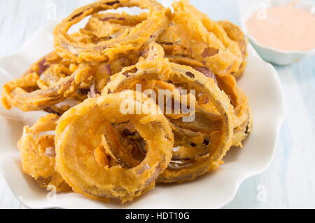 De la bière battered onion rings close up Banque D'Images