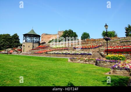 Vue sur le château et les jardins avec le château normand du kiosque à l'arrière, Tamworth, Staffordshire, Angleterre, Royaume-Uni, Europe. Banque D'Images