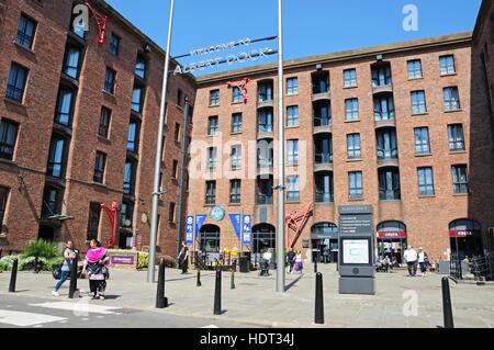 Les touristes à l'extérieur de l'édifice Beatles Story à l'Albert Dock, Liverpool, Merseyside, England, UK, Europe de l'Ouest. Banque D'Images