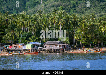 Village de pêcheurs traditionnels de l'île de Koh Muk, Thaïlande Banque D'Images