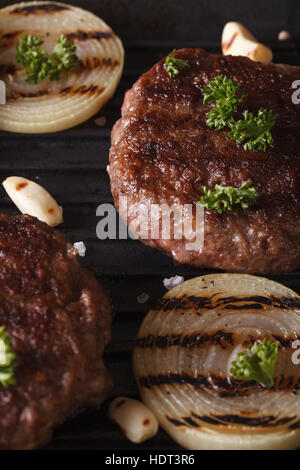 Des hamburgers grillés avec l'oignon et l'ail. vertical macro grillé Banque D'Images