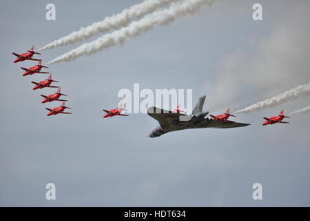 Les flèches rouges avec leur BAE Hawk T.1 a volé en formation avec le Vulcan XH558 Au RIAT 2015 à Fairford, UK Banque D'Images