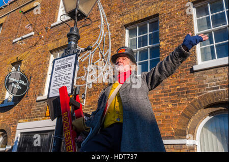 "Lamplighter' interprète à la Dickens 2016 Festival de Noël à Rochester dans le Kent Banque D'Images