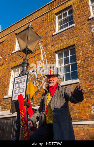 "Lamplighter' interprète à la Dickens 2016 Festival de Noël à Rochester dans le Kent Banque D'Images