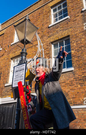 "Lamplighter' interprète à la Dickens 2016 Festival de Noël à Rochester dans le Kent Banque D'Images