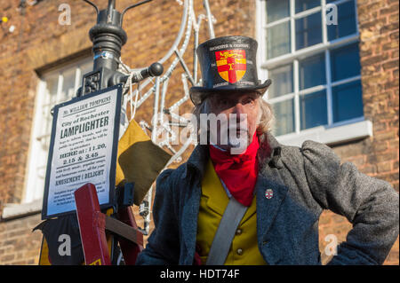 "Lamplighter' interprète à la Dickens 2016 Festival de Noël à Rochester dans le Kent Banque D'Images