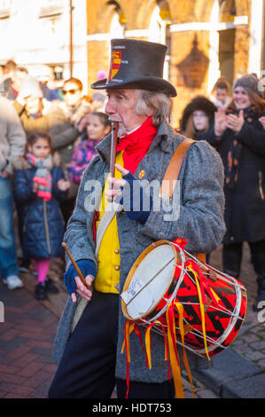 "Lamplighter' interprète à la Dickens 2016 Festival de Noël à Rochester dans le Kent Banque D'Images