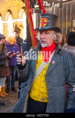 "Lamplighter' interprète à la Dickens 2016 Festival de Noël à Rochester dans le Kent Banque D'Images