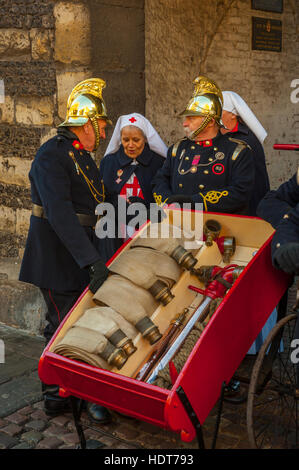 Les pompiers de l'époque victorienne au Festival de Noël de Dickens 2016 à Rochester dans le Kent Banque D'Images