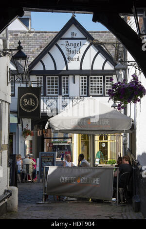 Cour intérieure de 16e siècle l'Angel Hotel, High Street, Guildford, Surrey, Angleterre, Royaume-Uni Banque D'Images